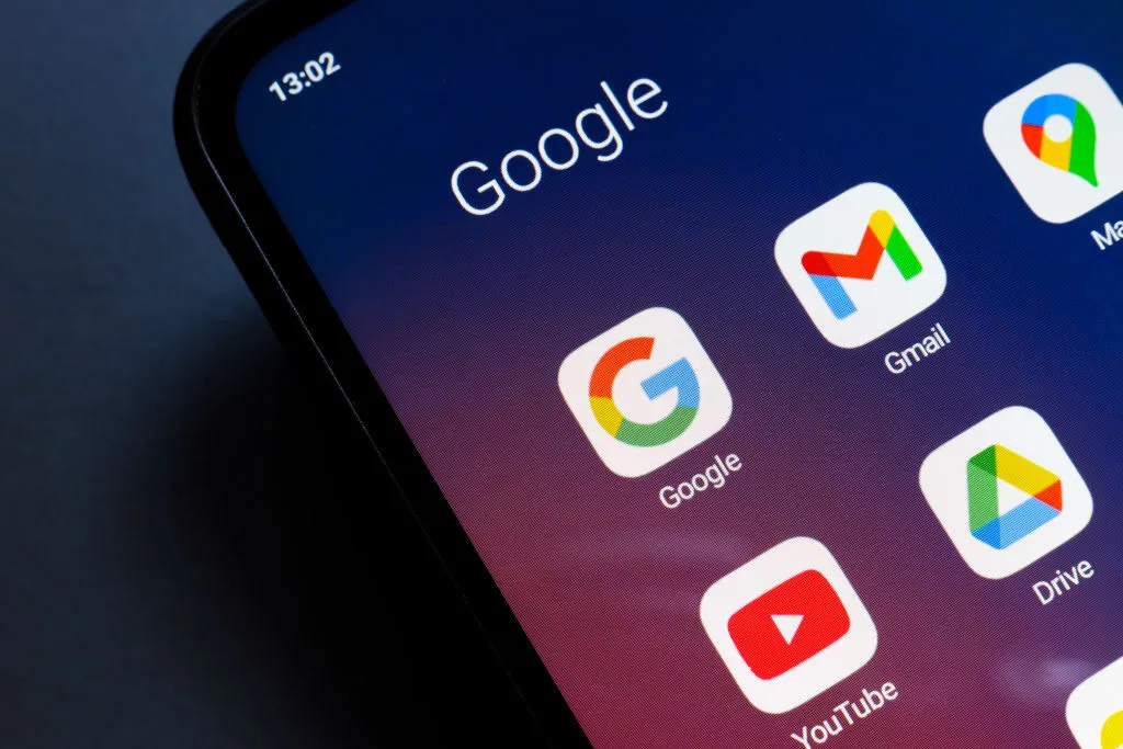 Google Tests AI-Generated Podcast from Your Discover Feed